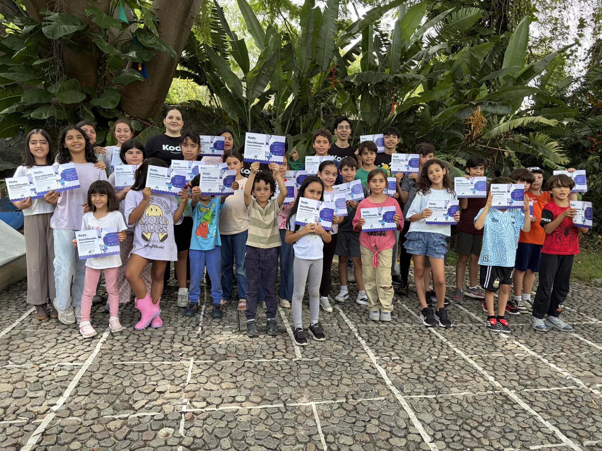 Comunidad de Silvestre Jardín Educativo celebrando sus proyectos y certificados Kody