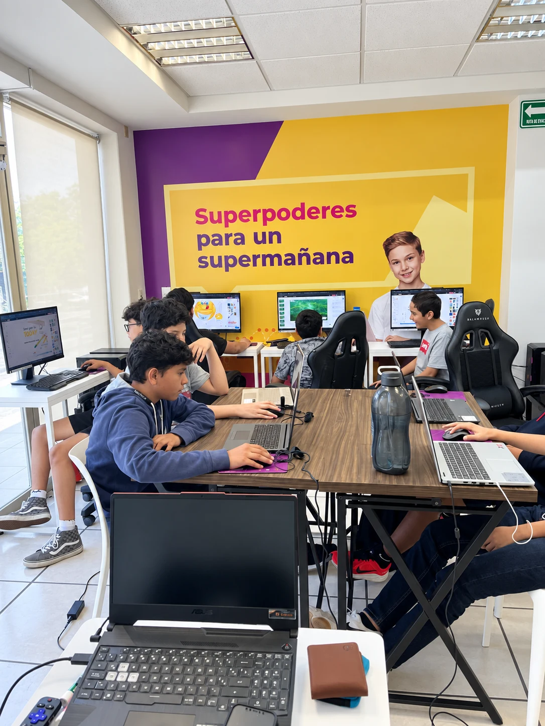Estudiantes creando dentro de Kody Academy Colima
