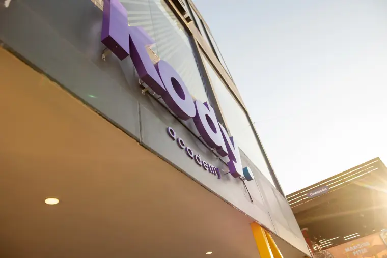 Logotipo exterior de Kody Academy Manzanillo