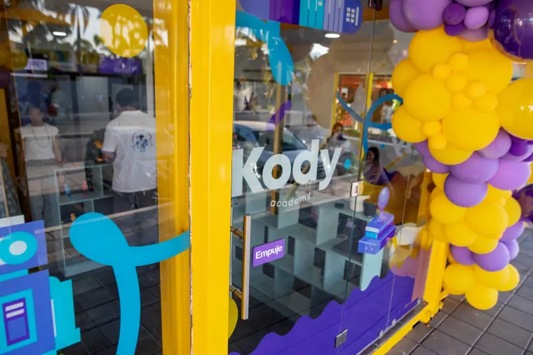 Entrada amarilla de Kody Academy Manzanillo
