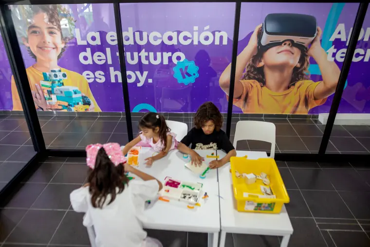 Niñas y niños trabajando con piezas de construcción
