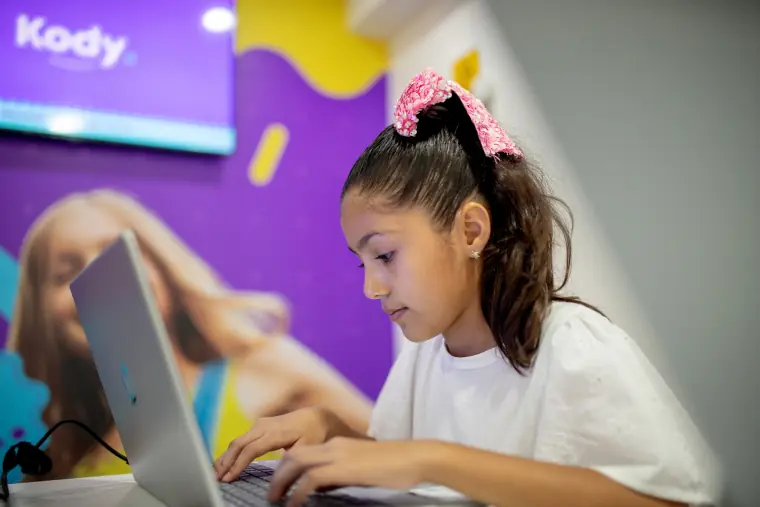 Estudiante desarrollando un proyecto en una computadora