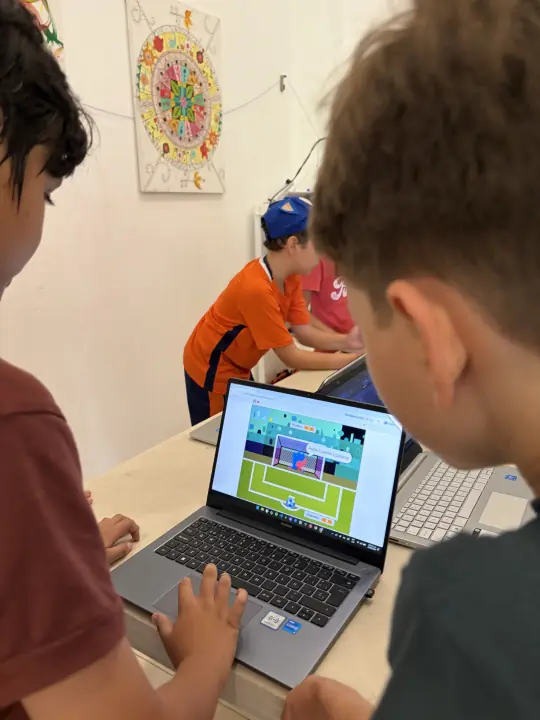 Estudiantes observando un videojuego creado en clase