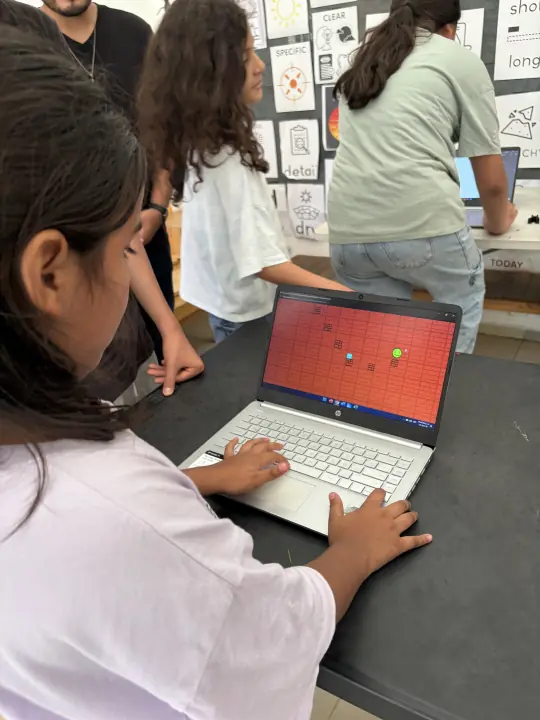Estudiante mostrando un videojuego desarrollado en clase