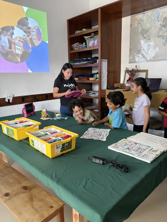 Mentora acompañando a estudiantes en un proyecto de robótica