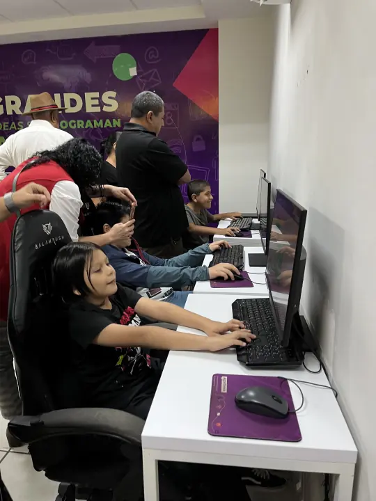 Estudiantes trabajando en computadoras dentro de Kody
