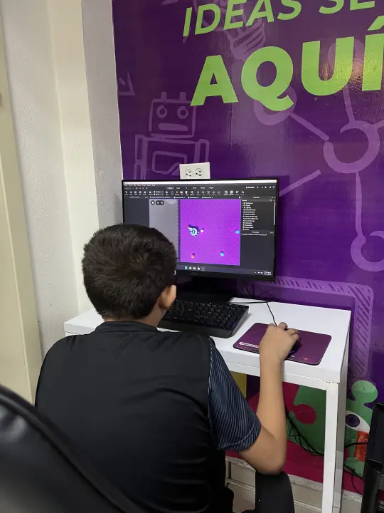 Estudiante desarrollando un videojuego en computadora