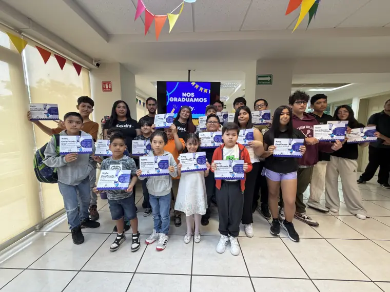 Estudiantes y mentores Kody mostrando sus certificados