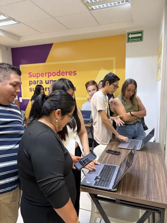 Familias observando proyectos digitales creados por estudiantes