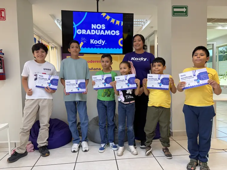 Grupo de estudiantes mostrando certificados Kody
